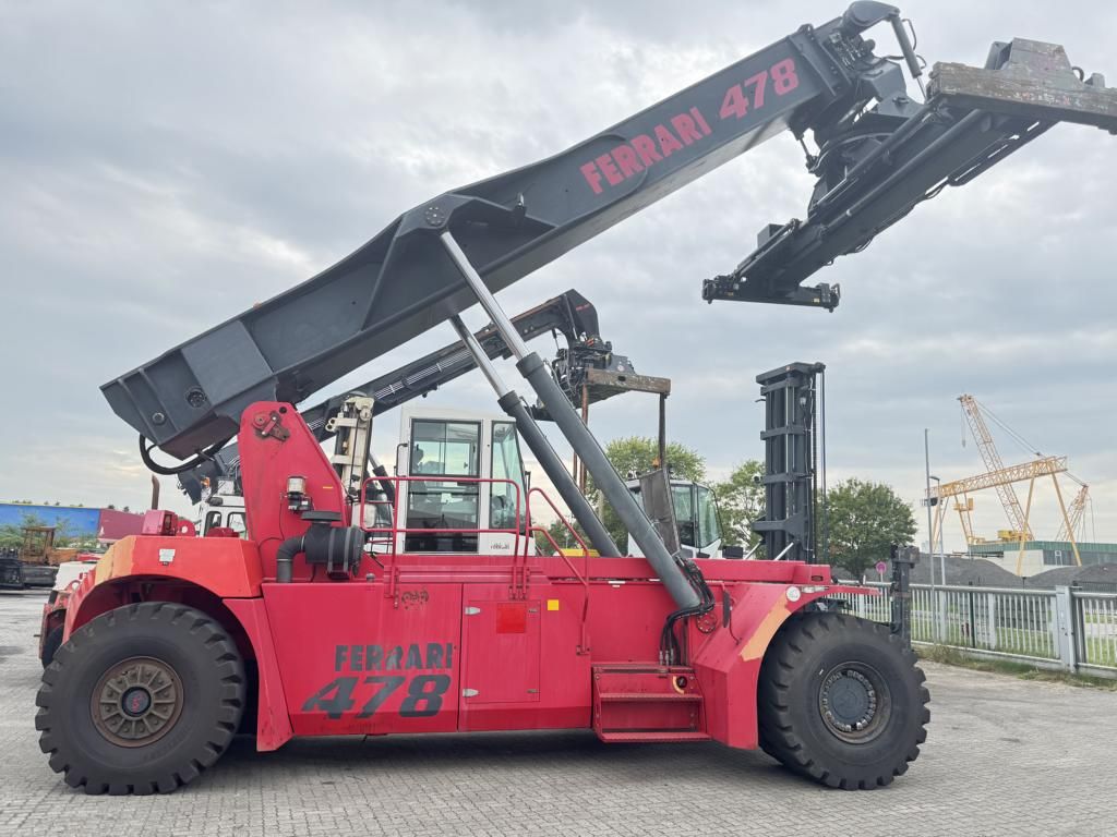 CVS Ferrari-F478-Reach-Stacker pour container plein