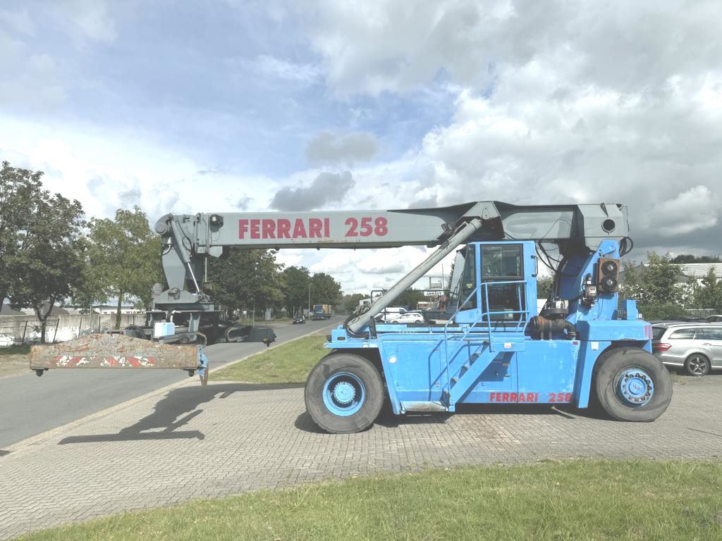 CVS Ferrari F258.6 Empty Container Reachstacker www.hinrichs-forklifts.com