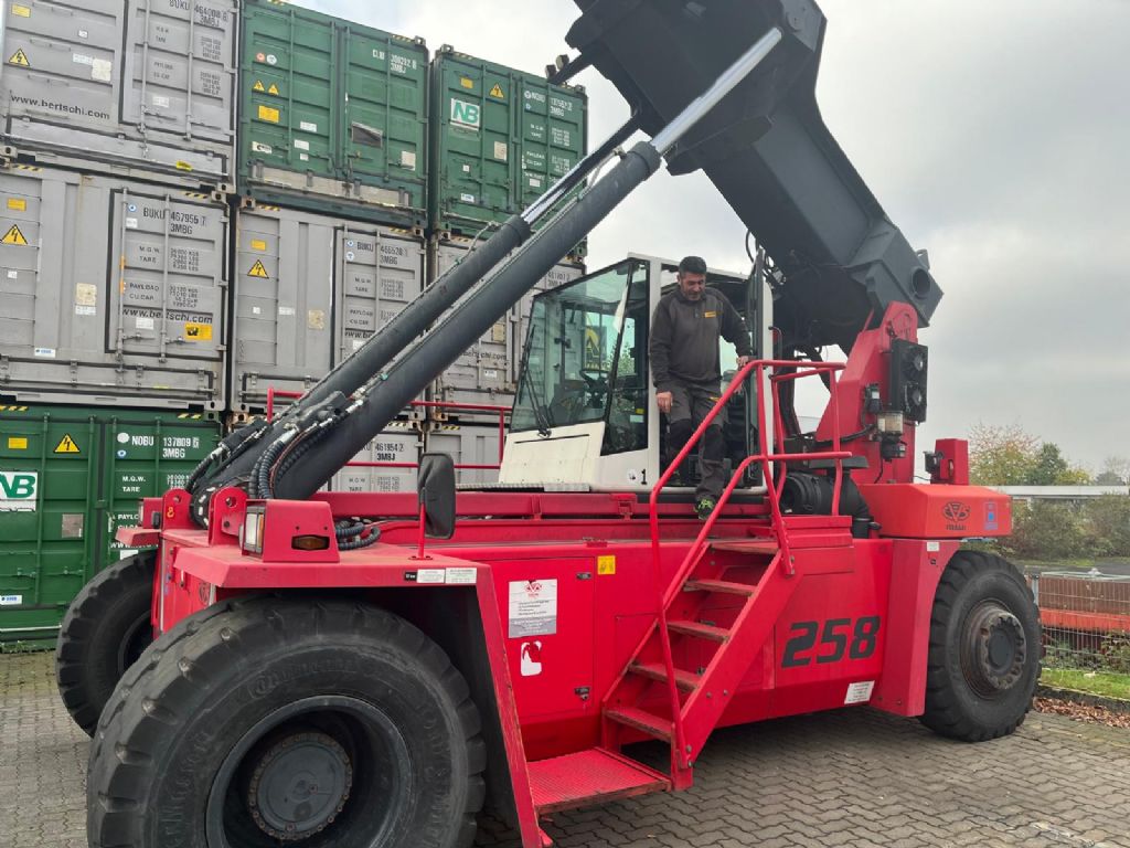 CVS Ferrari F258.6 Empty Container Reachstacker www.hinrichs-forklifts.com