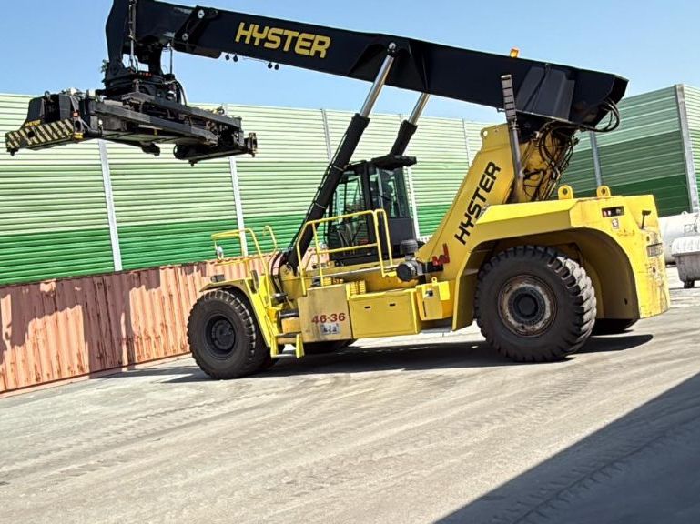 Hyster-RS4633IH-Reach-Stacker pour container plein