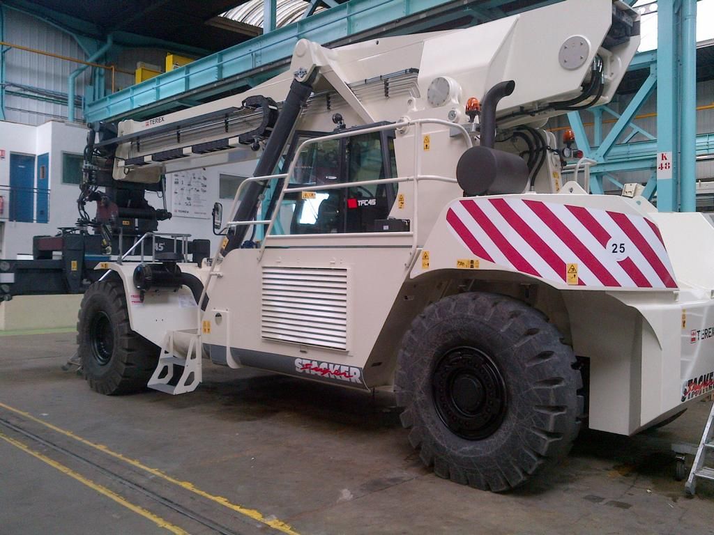 Terex TFC45R Vollcontainer Reachstacker www.hinrichs-forklifts.com