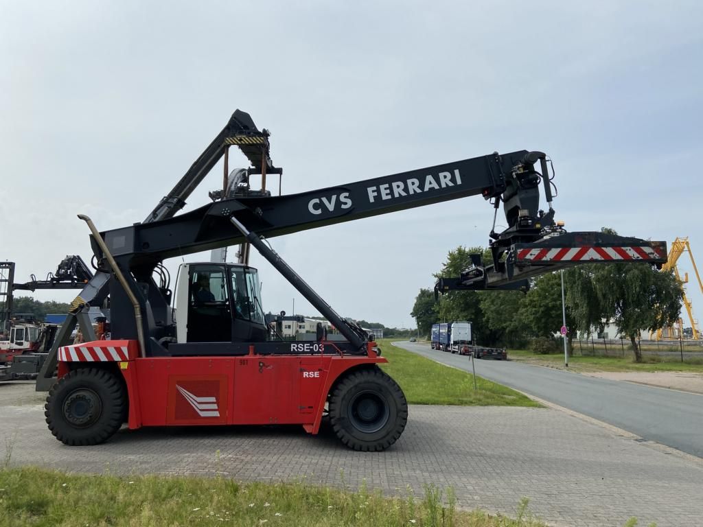 CVS Ferrari F500RSE Leercontainer Reachstacker www.hinrichs-forklifts.com