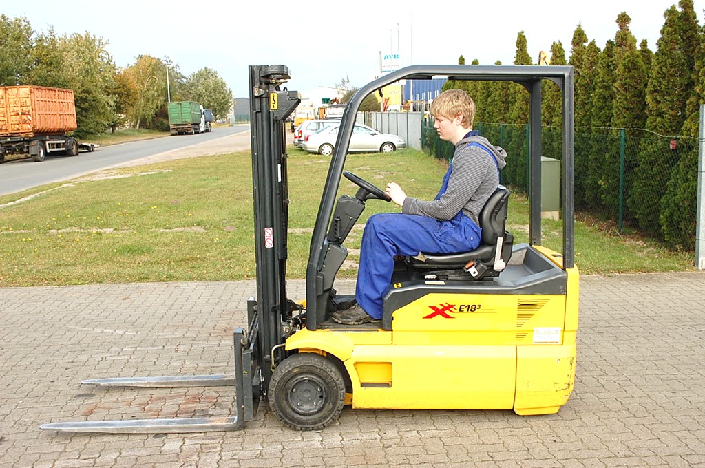 OM XE18/3 Elctrica de 3 ruedas www.hinrichs-forklifts.com