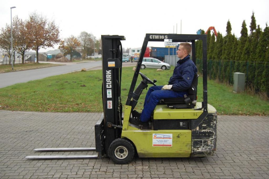 Clark CTM 16S Elektro 3 Rad-Stapler www.hinrichs-forklifts.com