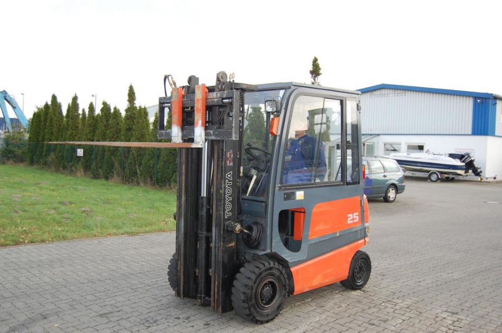 Toyota FBMF25 Elettrico 4 ruote www.hinrichs-forklifts.com