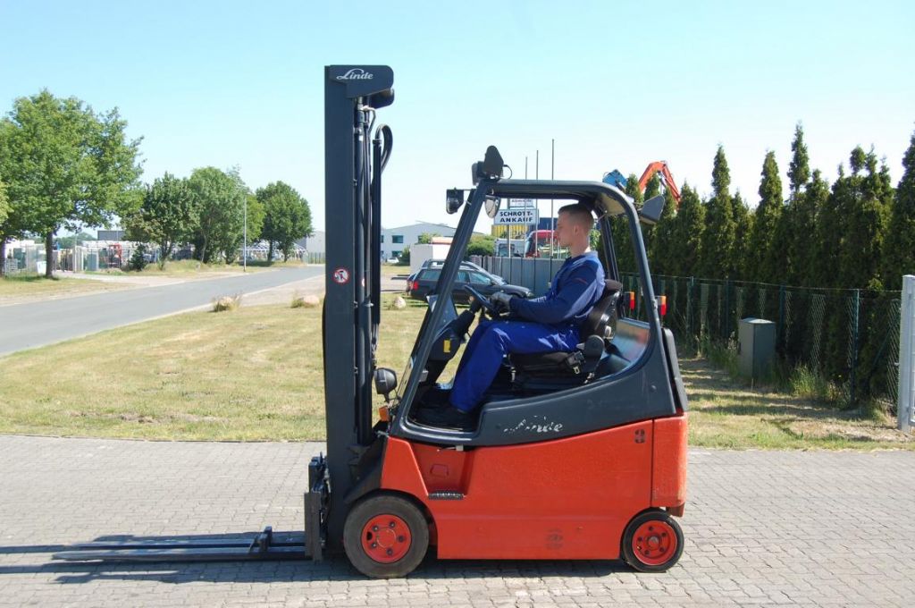 Linde E20/02/600 Electric 4-wheel forklift www.hinrichs-forklifts.com