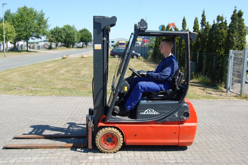 Linde E16C-02 Electric 3-wheel forklift www.hinrichs-forklifts.com