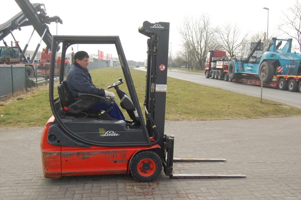 Linde E14-02 Electric 3-wheel forklift www.hinrichs-forklifts.com
