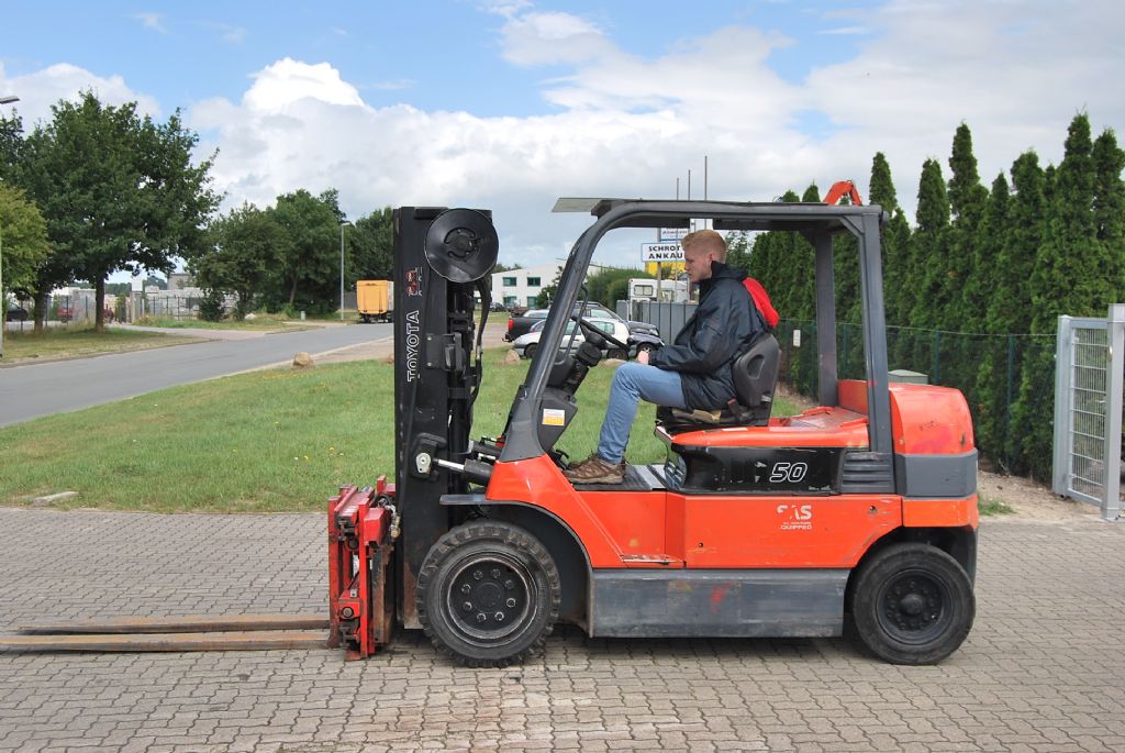 Toyota FBMT50 Elektro 4 Rad-Stapler www.hinrichs-forklifts.com