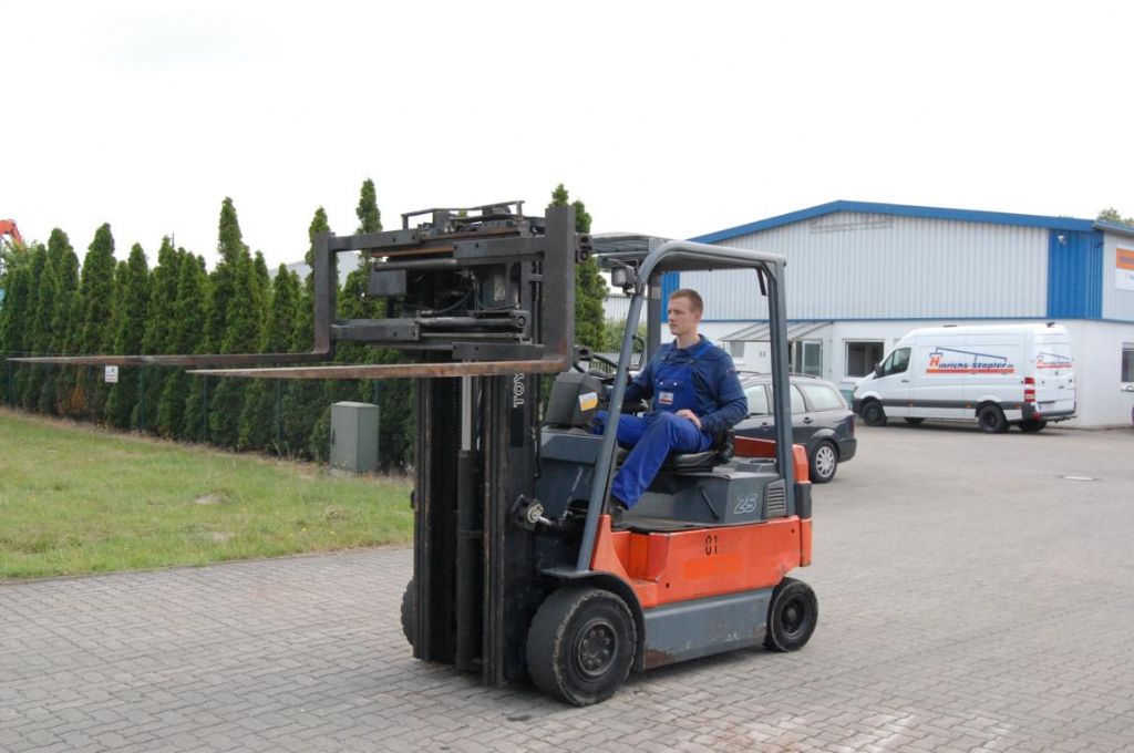 Toyota 7FBMF25 Elettrico 4 ruote www.hinrichs-forklifts.com