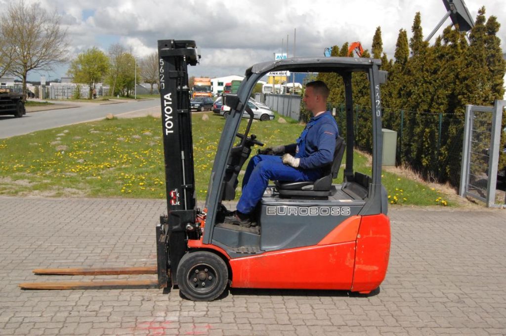 Toyota 8FBET20 Elektro 3 Rad-Stapler www.hinrichs-forklifts.com