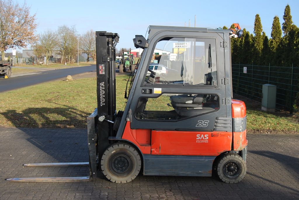 Toyota 7FBMF25 Elektro 4 Rad-Stapler www.hinrichs-forklifts.com