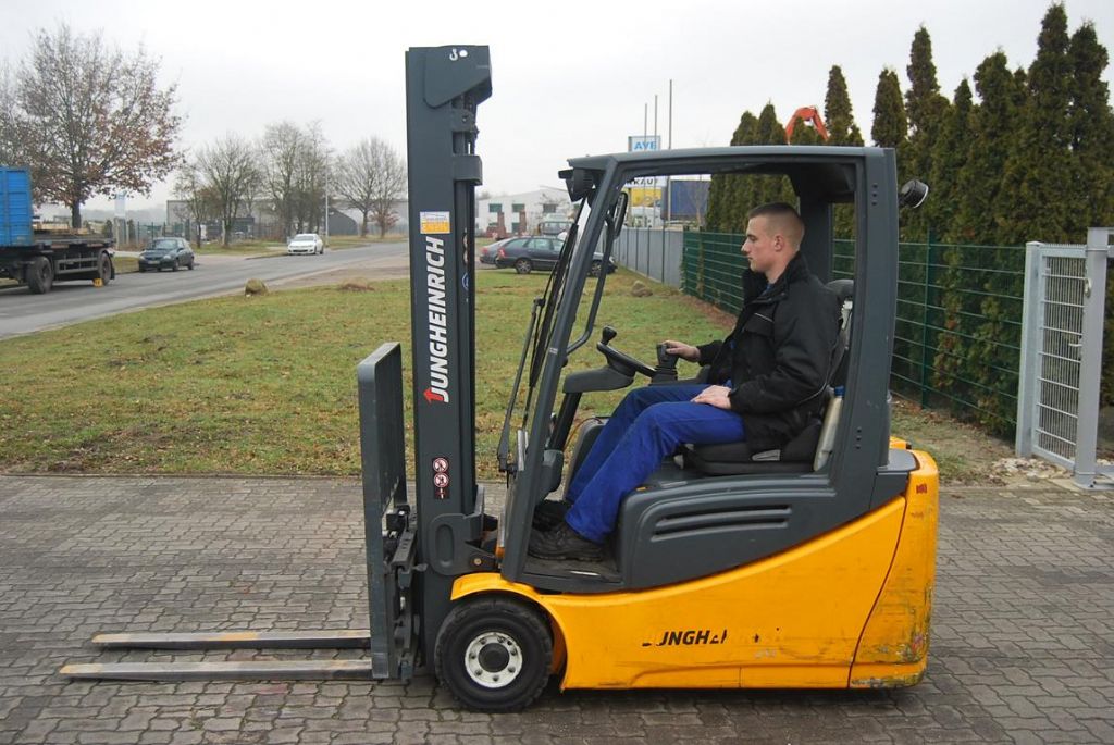 Jungheinrich EFG216 Electric 3-wheel forklift www.hinrichs-forklifts.com