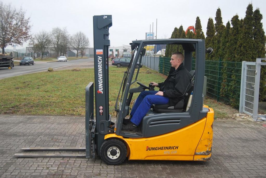Jungheinrich EFG216 Electric 3-wheel forklift www.hinrichs-forklifts.com