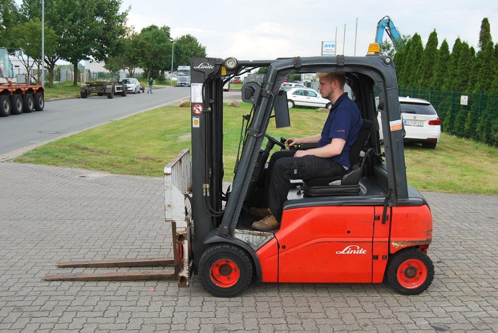 Linde E20PL Elektro 4 Rad-Stapler www.hinrichs-forklifts.com