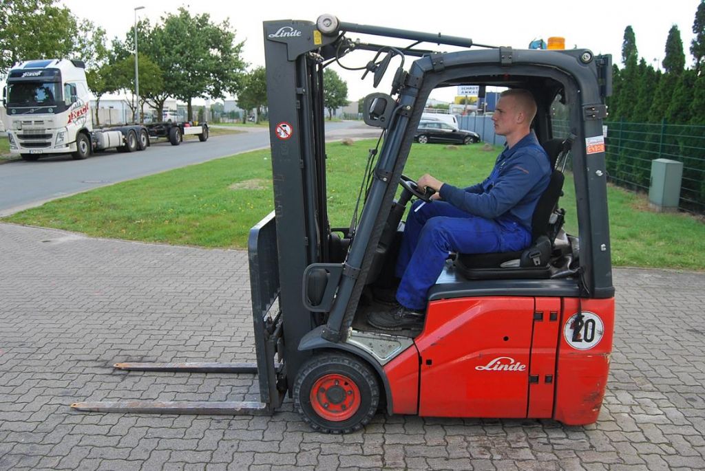 Linde E14-01 Electric 3-wheel forklift www.hinrichs-forklifts.com