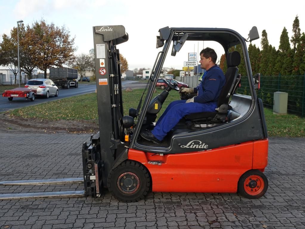 Linde E20-02 Electric 4-wheel forklift www.hinrichs-forklifts.com