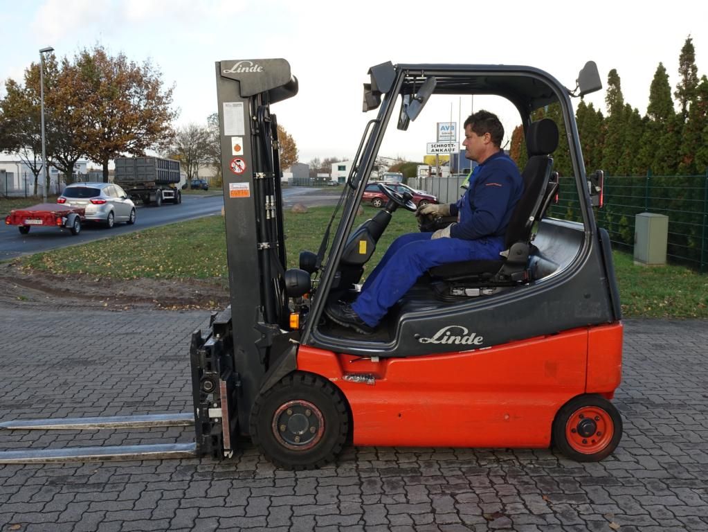 Electric forklifts-Linde-E20-02