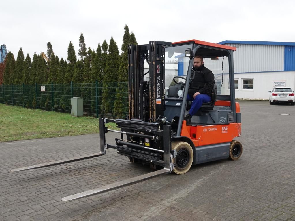 Toyota 7FBMF25 Elektro 4 Rad-Stapler www.hinrichs-forklifts.com