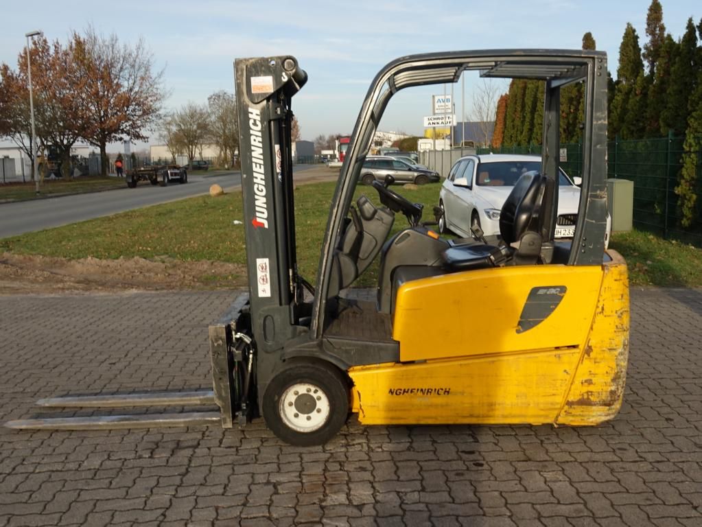 Jungheinrich EFG220 Electric 3-wheel forklift www.hinrichs-forklifts.com