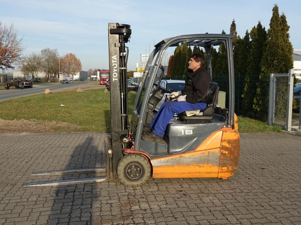 Toyota 8FBEKT18 Elektro 3 Rad-Stapler www.hinrichs-forklifts.com