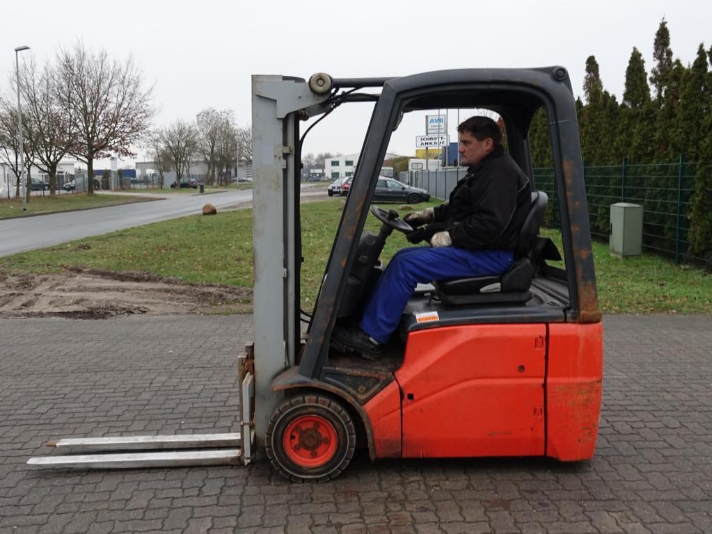 Linde E15-01 Elektro 3 Rad-Stapler www.hinrichs-forklifts.com