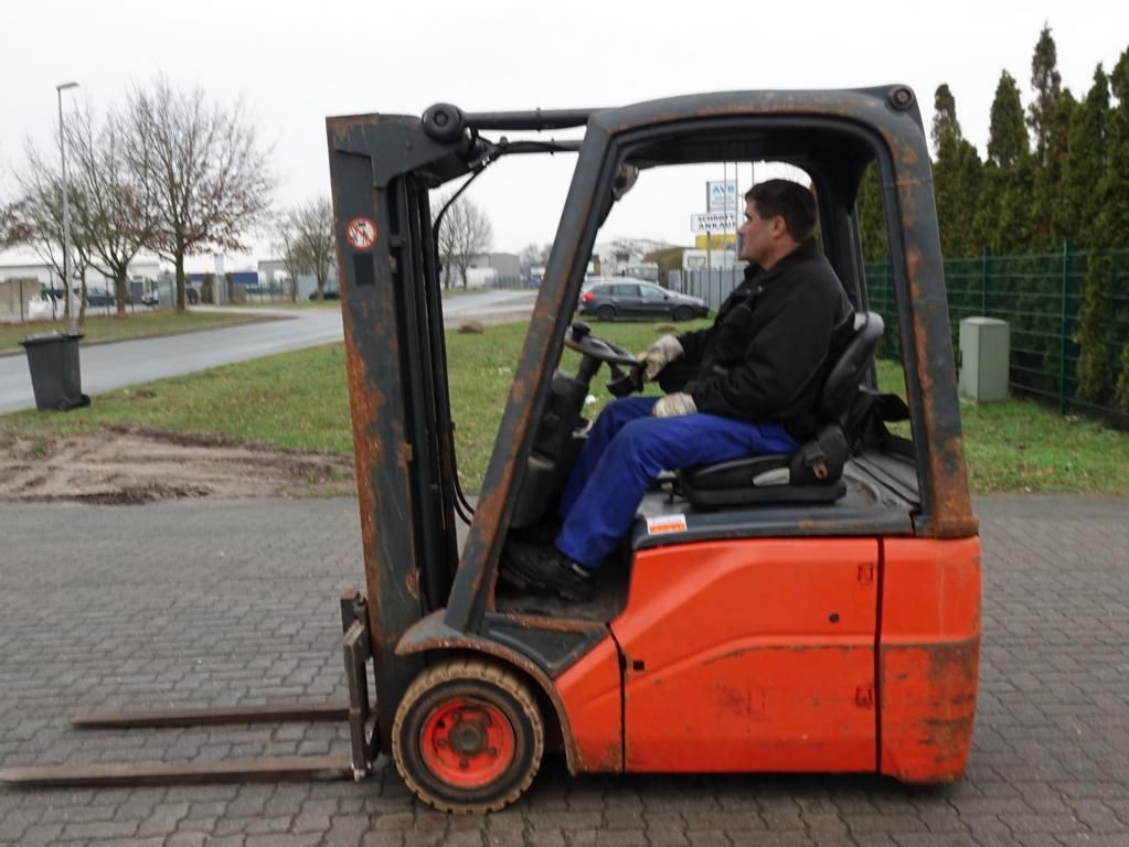 Carrello elevatore Elettrico-Linde-E15-01