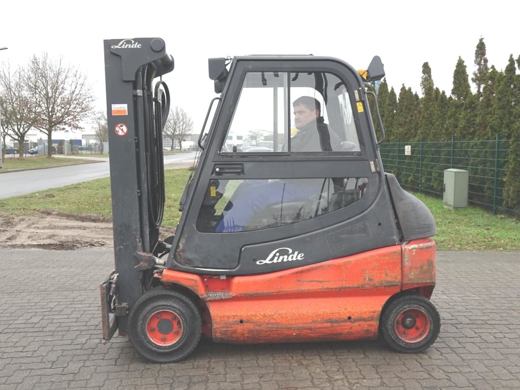 Linde E25-03 Electric 4-wheel forklift www.hinrichs-forklifts.com