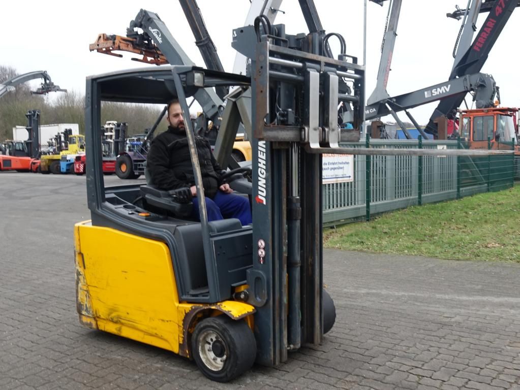 Jungheinrich EFG220 Electric 3-wheel forklift www.hinrichs-forklifts.com