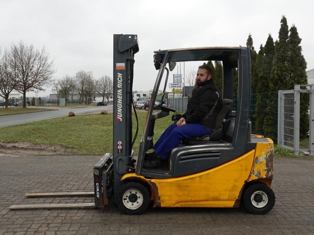 Carrello elevatore Elettrico-Jungheinrich-EFG320