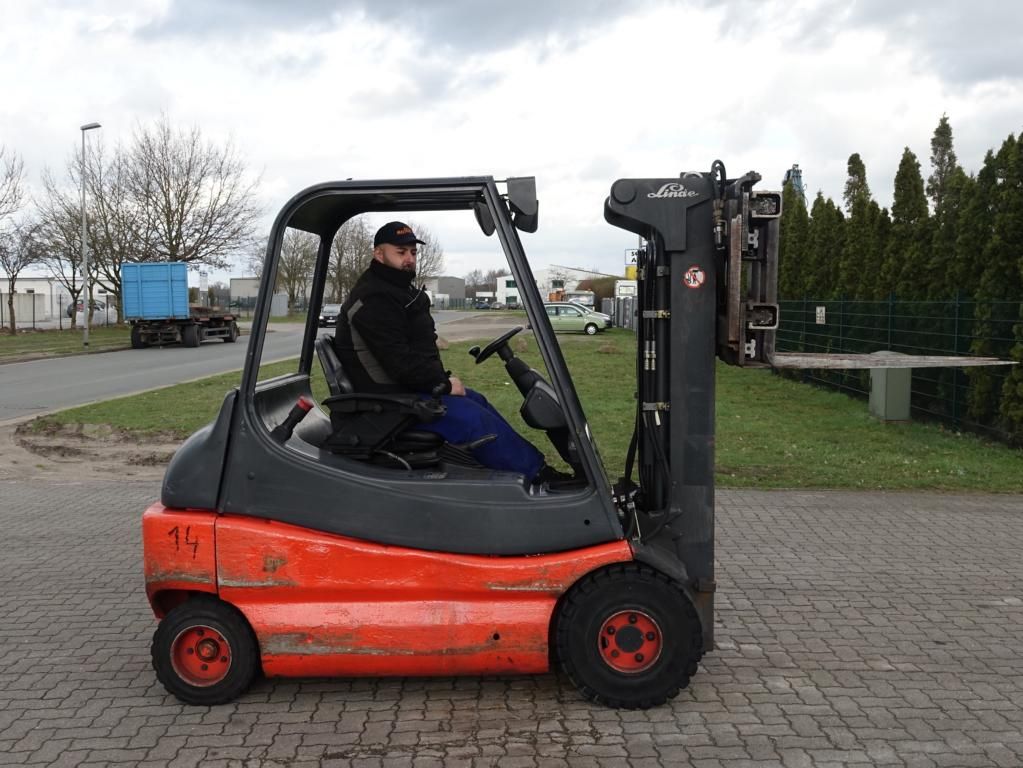 Linde E30-02 Electric 4-wheel forklift www.hinrichs-forklifts.com