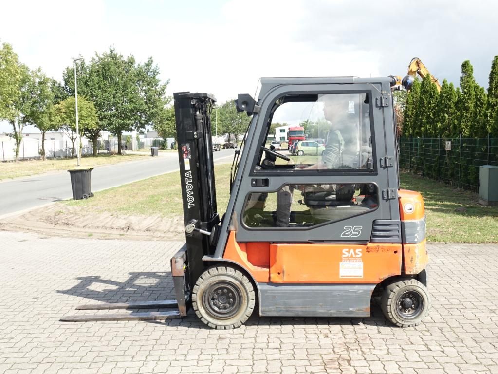 Carrello elevatore Elettrico-Toyota-7FBMF25