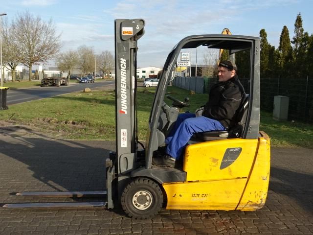 Jungheinrich EFG215 Electric 3-wheel forklift www.hinrichs-forklifts.com