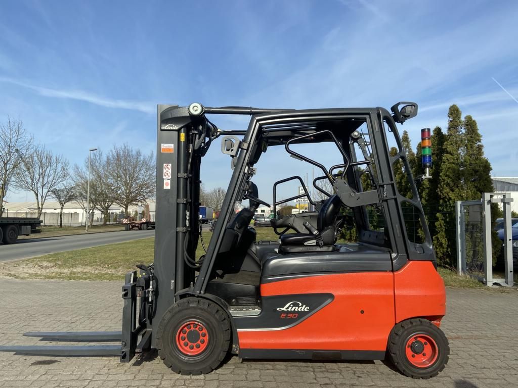 Linde E30L-01 Electric 4-wheel forklift www.hinrichs-forklifts.com