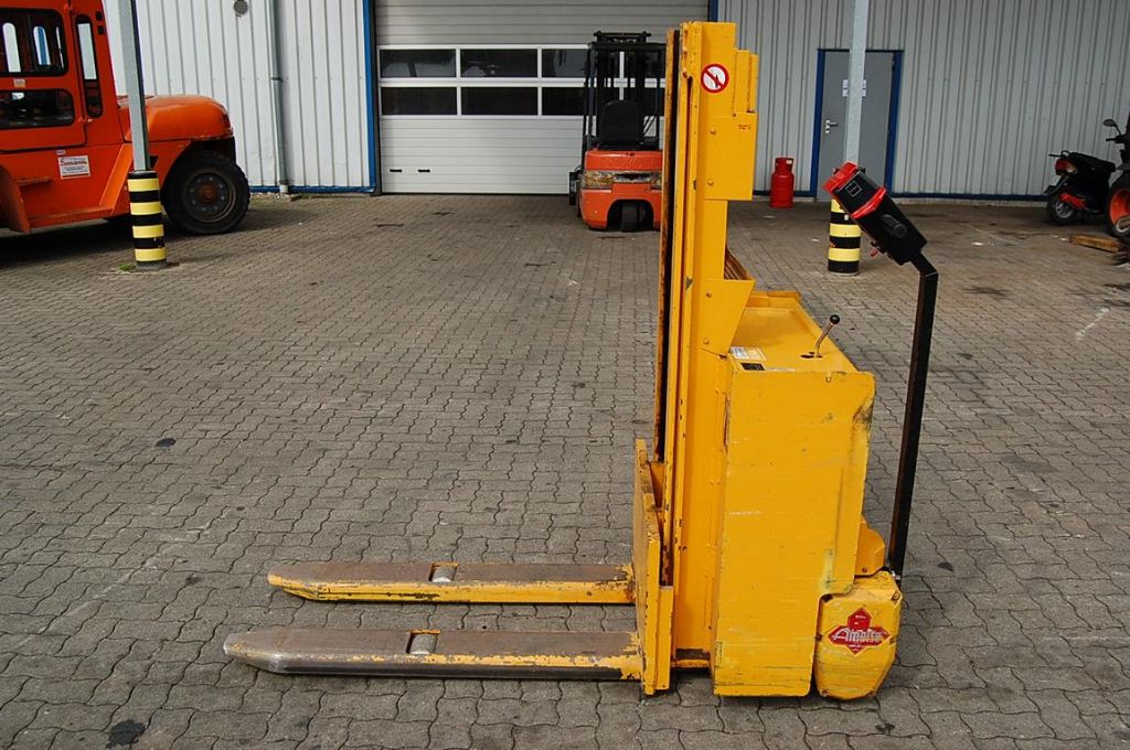 Storage forklifts-Jungheinrich-EJC-L10G115-250T