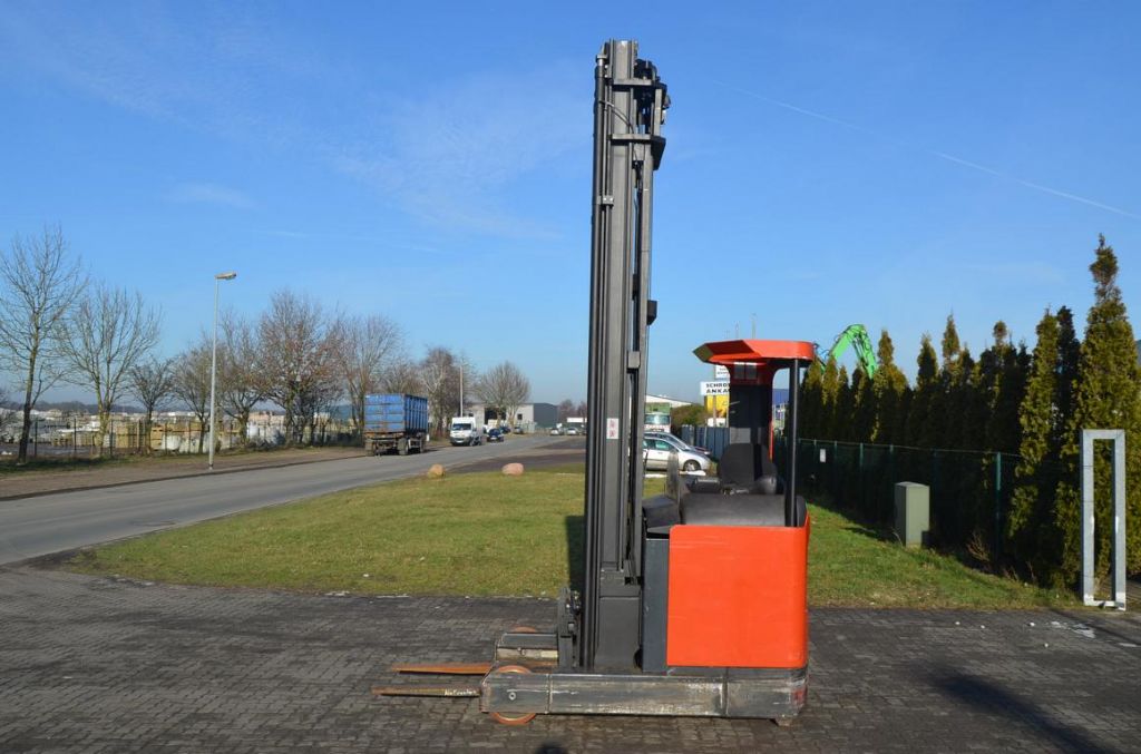 BT RRB8 Schubmaststapler www.hinrichs-forklifts.com