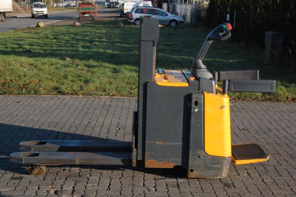 Jungheinrich ERD220 / 119201ZT Apilador elctrico www.hinrichs-forklifts.com