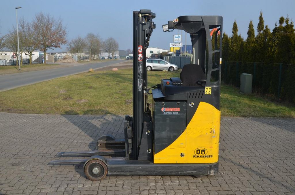 OM XR20AC Reach Truck www.hinrichs-forklifts.com