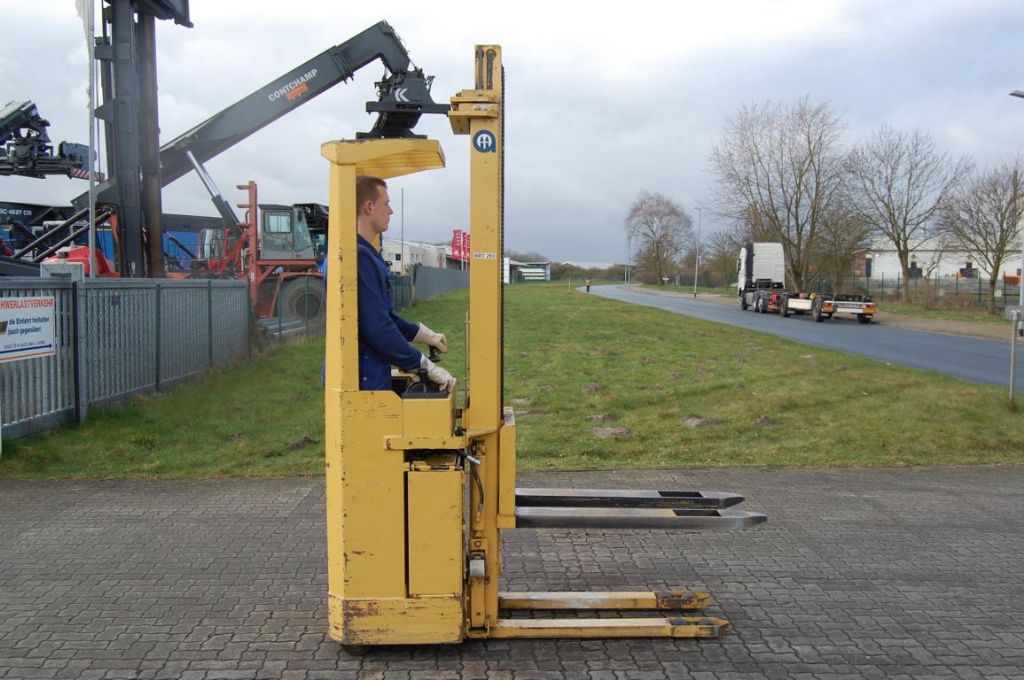 Abeko 15SATTX Stand-on stacker www.hinrichs-forklifts.com