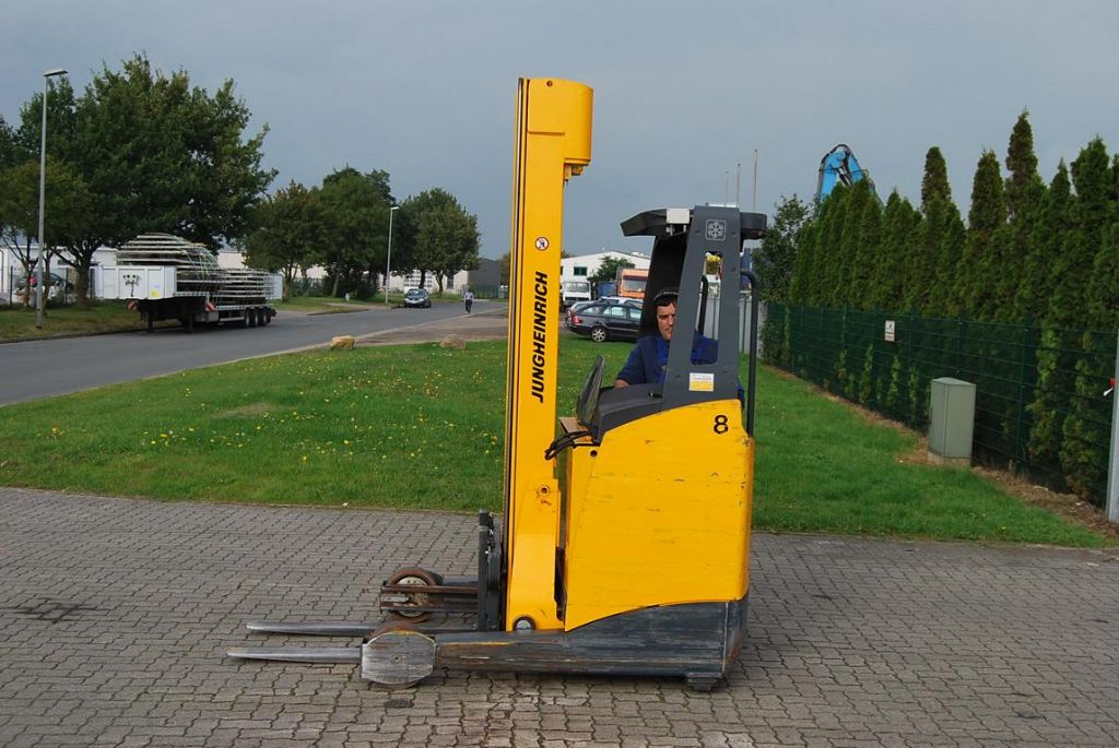 Carrello retrattile-Jungheinrich-ETV214