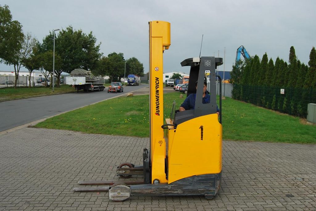 Carrello retrattile-Jungheinrich-ETV 214