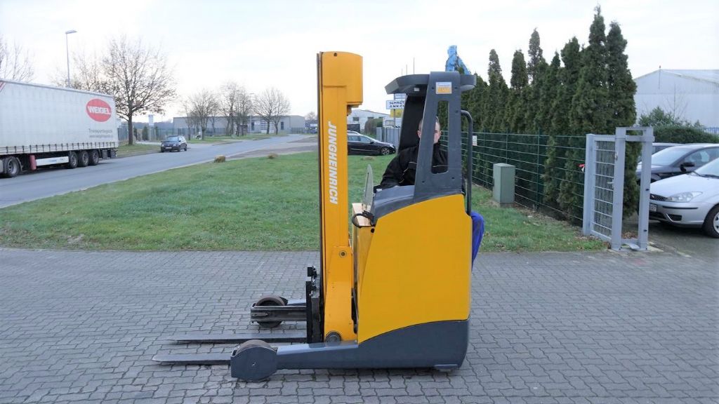 Carrello retrattile-Jungheinrich-ETV114