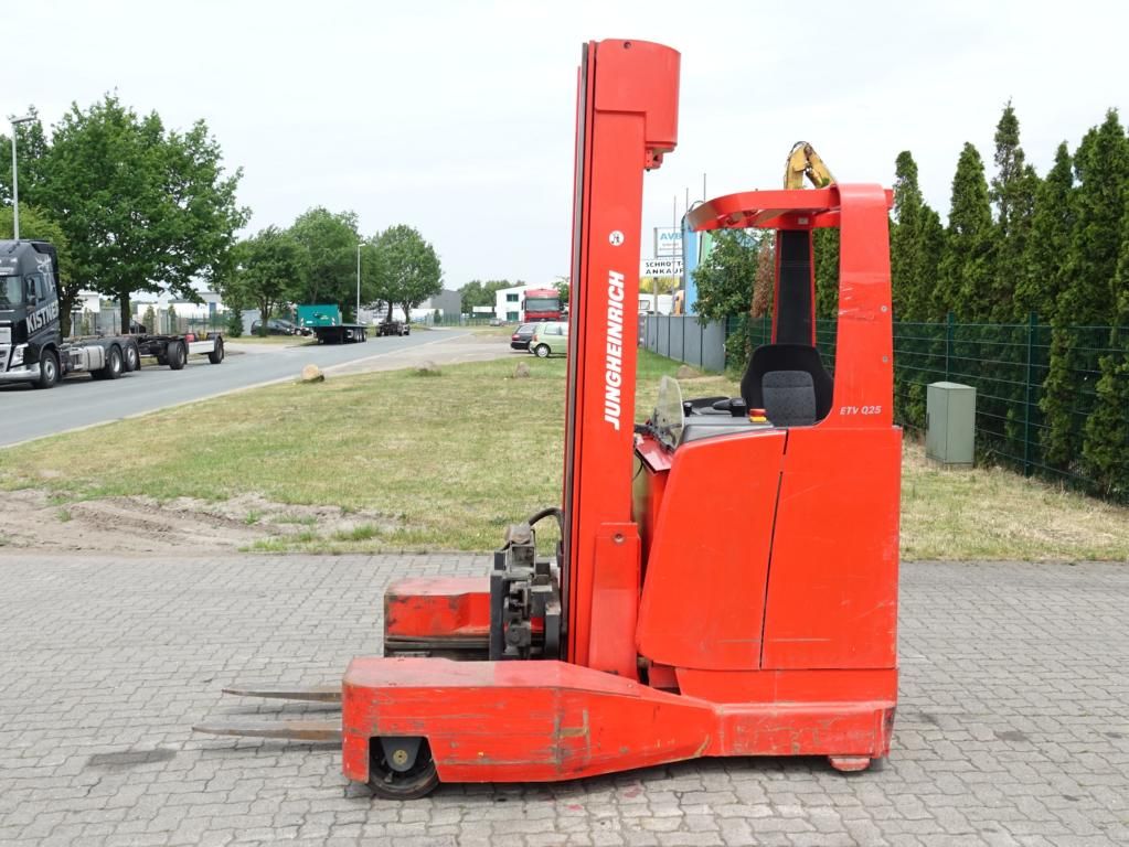 Jungheinrich ETVQ25 Chariot latral quadri-directionnel www.hinrichs-forklifts.com