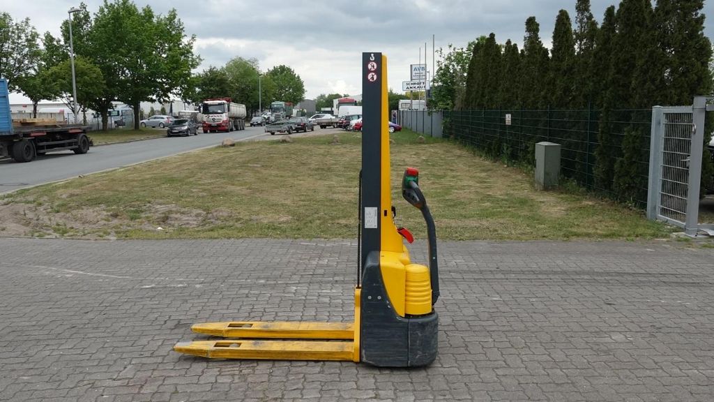 Storage forklifts-Jungheinrich-EMC110