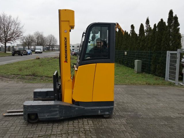 Jungheinrich ETVQ25 Four-way side loader www.hinrichs-forklifts.com