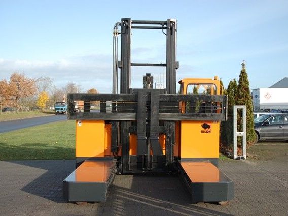 Bison 5004-4 Four-way side loader www.hinrichs-forklifts.com