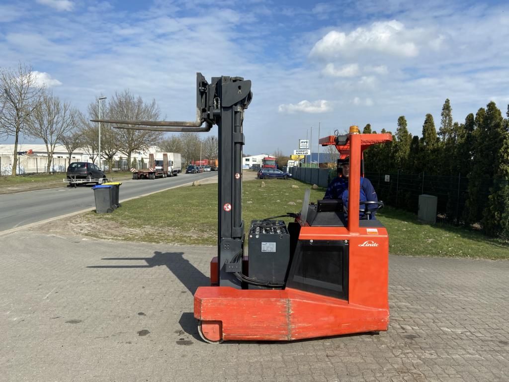 Четырехходовой боковой погрузчик-Linde-R25F6355