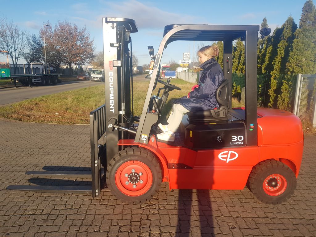 EP EFL302 Electric 4-wheel forklift www.hinrichs-forklifts.com