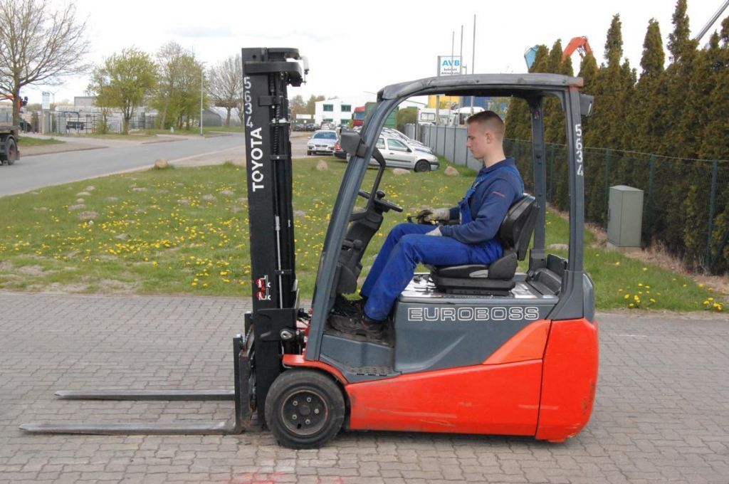 Toyota 8FBET20 Elektro 3 Rad-Stapler www.hinrichs-forklifts.com