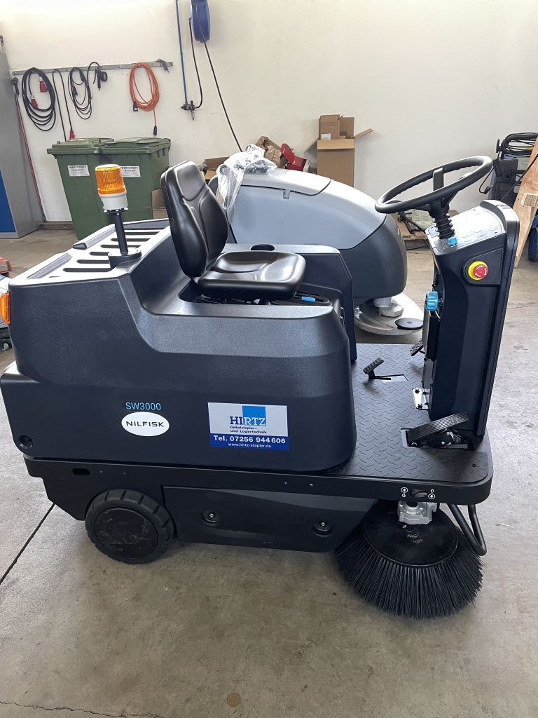Nilfisk SW 3000 Kehrsaugmaschine www.hirtz-stapler.de Nilfisk SW 3000 Kehrsaugmaschine www.hirtz-stapler.de